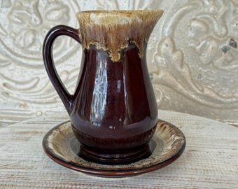Vintage RRP Co. Roseville brun droppkanna på Pfaltzgraff Gourmet brunt droppfat