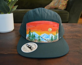 quiltad 5-panels hatt med platt brätte, handmålad, unik, quiltat tyg, bergssolnedgång, huvud i storlek S till M