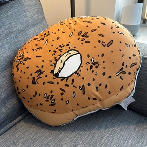 Cojín con forma de bagel: decoración original para amantes de la comida. imagen 1