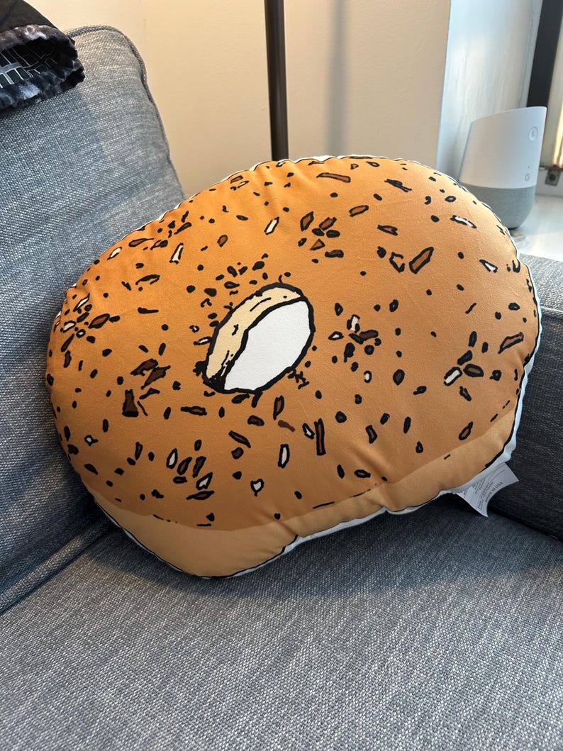 Cojín con forma de bagel: decoración original para amantes de la comida. imagen 1