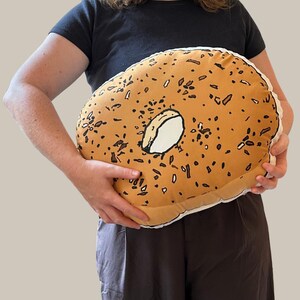 Cojín con forma de bagel: decoración original para amantes de la comida. imagen 2