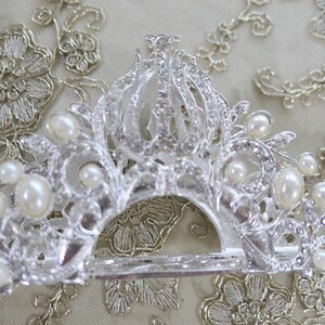 Sleek Silver Napkin Holder – Elegant and Functional Table Decor for Everyday Use or Special Occasions