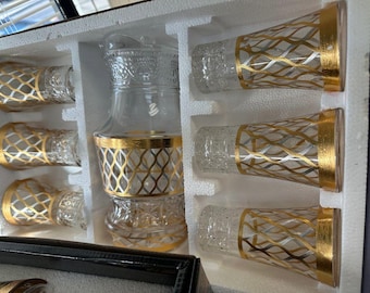 Elegant Wedding Goblet with Gold Trim and Jug – Luxurious Set for Toasts and Special Occasions