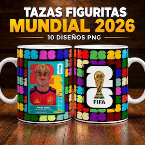 Könnte beinhalten: Zwei weiße Keramiktassen mit einem sich wiederholenden, farbenfrohen Muster der Zahl 26. Eine Tasse zeigt eine Fußball-Sammelkarte von Lamine Yamal, während die andere eine große 26-Grafik mit dem Bild des FIFA-WM-Pokals aufweist.