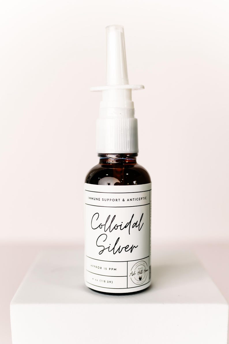 K&ouml;nnte beinhalten: Eine braune Glasflasche mit kolloidalem Silber und einem wei&szlig;en Spr&uuml;hkopf. Das Etikett lautet "Immune Support & Antiseptic" und "Colloidal Silver". Die Flasche enth&auml;lt etwa 118 Gramm.
