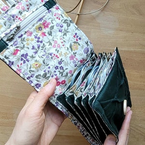 Estuche para agujas de tejer circulares, organizador hecho a mano con bolsillo con cremallera. Almacenamiento compacto pero espacioso para tus artículos esenciales de manualidades.