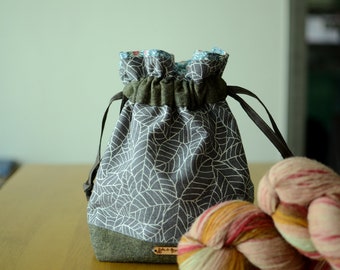 Project bag/ print on natural linen/ zipper pocket for accessories/ Grey leaves