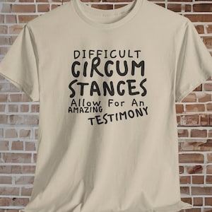 状況は素晴らしい証言を可能にする - クリスチャンユニセックスTシャツ、宗教Tシャツ、インスピレーションシャツ、クリスチャンギフト、信仰