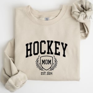 Personalized hockey mom shirt, Hockey Mom sweatshirt, Hockey Mom College Shirt, Sports Mom top, Hockey mama crewneck sweatshirt, mom gift