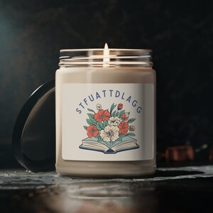 Świeca sojowa zapachowa STFUATTDLAGG, 9 uncji | Zabawny prezent dla miłośników książek erotycznych, czytelników romansów książkowych, pikantnych gadżetów BookTok Bookstagram zdjęcie 5