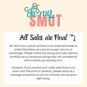 Może przedstawiać: Grafika w kolorze r&oacute;żowym i turkusowym z tekstem "oh my SMUT" i tekstem "All Sales are Final" ze strzałką skierowaną w d&oacute;ł. Tekst poniżej wyjaśnia, że ​​wszystkie artykuły są drukowane na zam&oacute;wienie i dlatego zwroty lub wymiany nie są akceptowane.