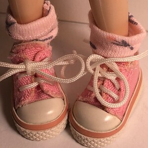 Zoet babyroze met bloemen... Korte sokken voor Blythe...
