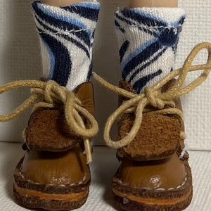 Imprimé Mod blanc et bleu marine... Chaussettes courtes pour poupées Blythe...