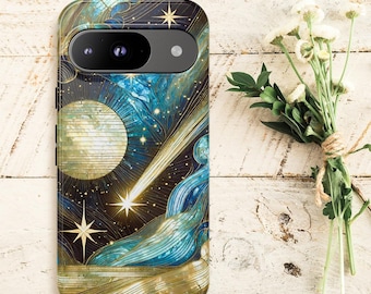 Op de afbeelding: Een telefoonhoesje met een hemels ontwerp met een halve maan, een komeet en sterren op een donkerblauwe achtergrond met gouden accenten.