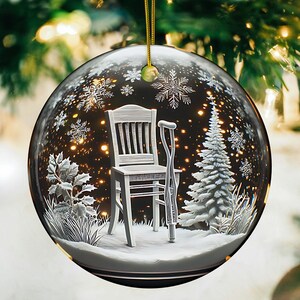 Puede incluir: Un adorno navideño de cerámica blanca con una escena nevada que presenta una silla y un bastón. El adorno está decorado con copos de nieve y un pequeño árbol de hoja perenne.