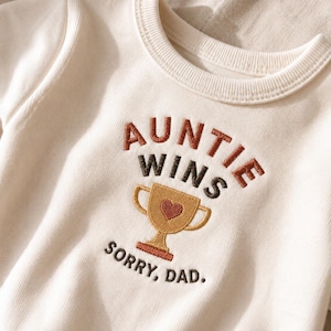 Moster vinner ledsen pappa broderad babysparkdräkt, rolig moster babyoutfit, spädbarnsbody, babyshowerpresent, moster tillkännagivandepresent