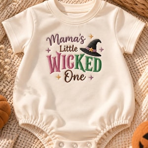 Tutina ricamata "Mama’s Little Wicked One", completo per neonato con cappello da strega per Halloween, regalo spettrale e carino per neonato, regalo per baby shower autunnale