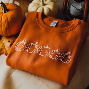 Pumpkin Outline Embroidered Sweatshirt- Pumpkin Outline Pullover - Simple Fall Pumpkin Crewneck - Minimal Fall Sweatshirt - Thanksgiving