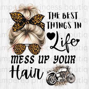 Może przedstawiać: Projekt graficzny z kobietą o blond włosach w nieładnym koku, która nosi okulary przeciwsłoneczne w panterkę i kokardkę w panterkę. Tekst brzmi "Najlepsze rzeczy w życiu to te, które rozwalają ci włosy". W prawym dolnym rogu projektu znajduje się motocykl.
