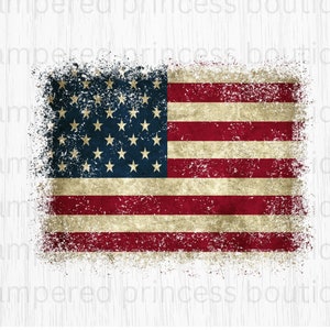 Puede incluir: Una bandera estadounidense de estilo vintage y desgastada con fondo blanco. La bandera está descolorida y tiene un aspecto desgastado y texturizado. Las estrellas y las rayas son visibles, pero los colores son apagados.