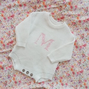 Suéter de punto bordado con letras de flores, mono extragrande, personalizado para anunciar un recién nacido, mono para bebé, bordado con nombre, 0-3 meses