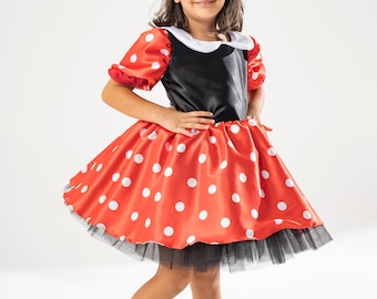 Vestido de cumpleaños de Minnie Mouse: tutú rojo de lunares y diadema con orejas.