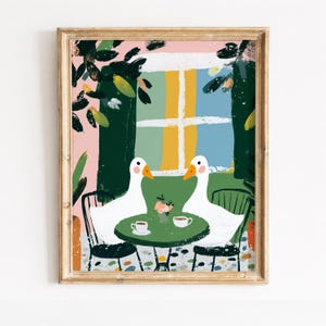 Può includere: Una stampa artistica incorniciata con due oche bianche a un tavolo con tazze di caffè e fiori. La scena è ambientata all'aperto con una finestra sullo sfondo. L'opera d'arte ha uno stile stravagante e colorato con una cornice dorata.