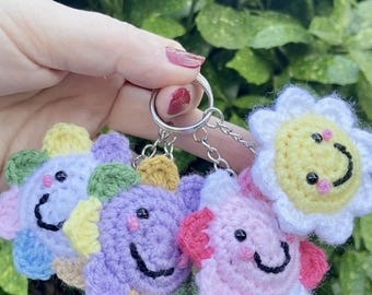 かぎ針編みの花のキーホルダーパターン：簡単なあみぐるみデイジー