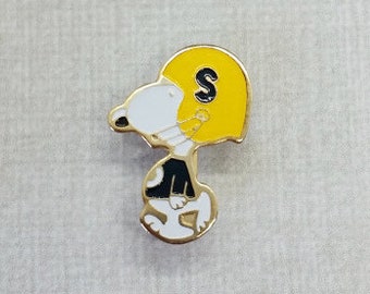 Aviva Vintage Snoopy Peanuts Football Player Green Bay Packers Green and Gold Pin  Enamel Cloisonne Collectible 1064