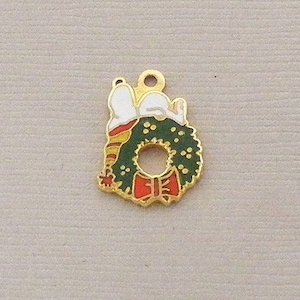 Aviva Vintage Snoopy Peanuts Christmas Wreath Charm Enamel Cloisonne Collectible 0071