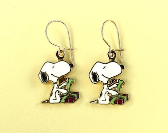 Aviva Vintage Snoopy Wrapping a Gift Earrings  Enamel Cloisonne Peanuts Collectible 0099