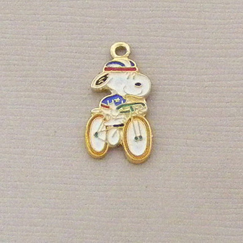 Aviva Vintage Snoopy Peanuts Biking Bicycle with 2 variations Charm Enamel Cloisonne Character 0030 Bild 2
