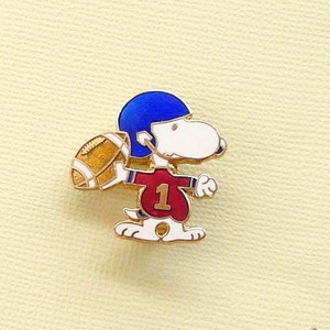Aviva Vintage Snoopy Playing Football Red Jersey Blue Helmet #1 Pin 1012