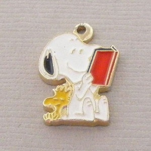 Aviva Vintage Snoopy Reading Charm Peanuts Cloisonne Enamel Collectible 0025