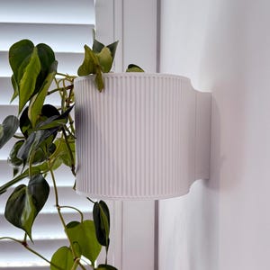 Doniczka ścienna Brunswick w kolorze matowej bieli // 2 rozmiary // Mocowana na śrubach // Bez drenażu //