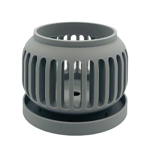 Op de afbeelding: Een grijs, cilindrisch object met verticale sleuven en een cirkelvormige basis. Het bovenste gedeelte heeft een afgeronde vorm met een vergelijkbaar ontwerp. Het object lijkt gemaakt te zijn van plastic of een vergelijkbaar materiaal.