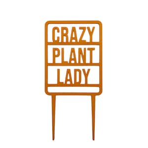Op de afbeelding: Oranje metalen tuinpaal met de tekst "Crazy Plant Lady" erop.