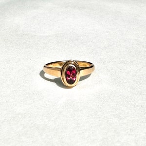 Anello in oro 14k: pietra preziosa di spinello rosa incastonata, misura 7,5