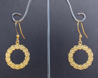 Vintage floral wreath dangle hoops earrings, medium sized vintage 70’s earrings, gold plated dangle earrings