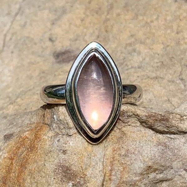 Élégant cabochon marquise en quartz rose, lunette sertie sur argent sterling taille 6,75, prête à être expédiée