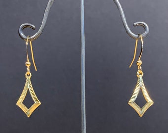 Dainty kite shaped dangle earrings, Little vintage 70’s earrings, gold plated dangle earrings