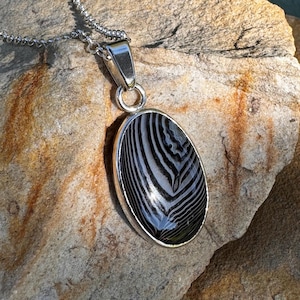 Sterling silver pendant with long oval agate cabochon with feather like pattern