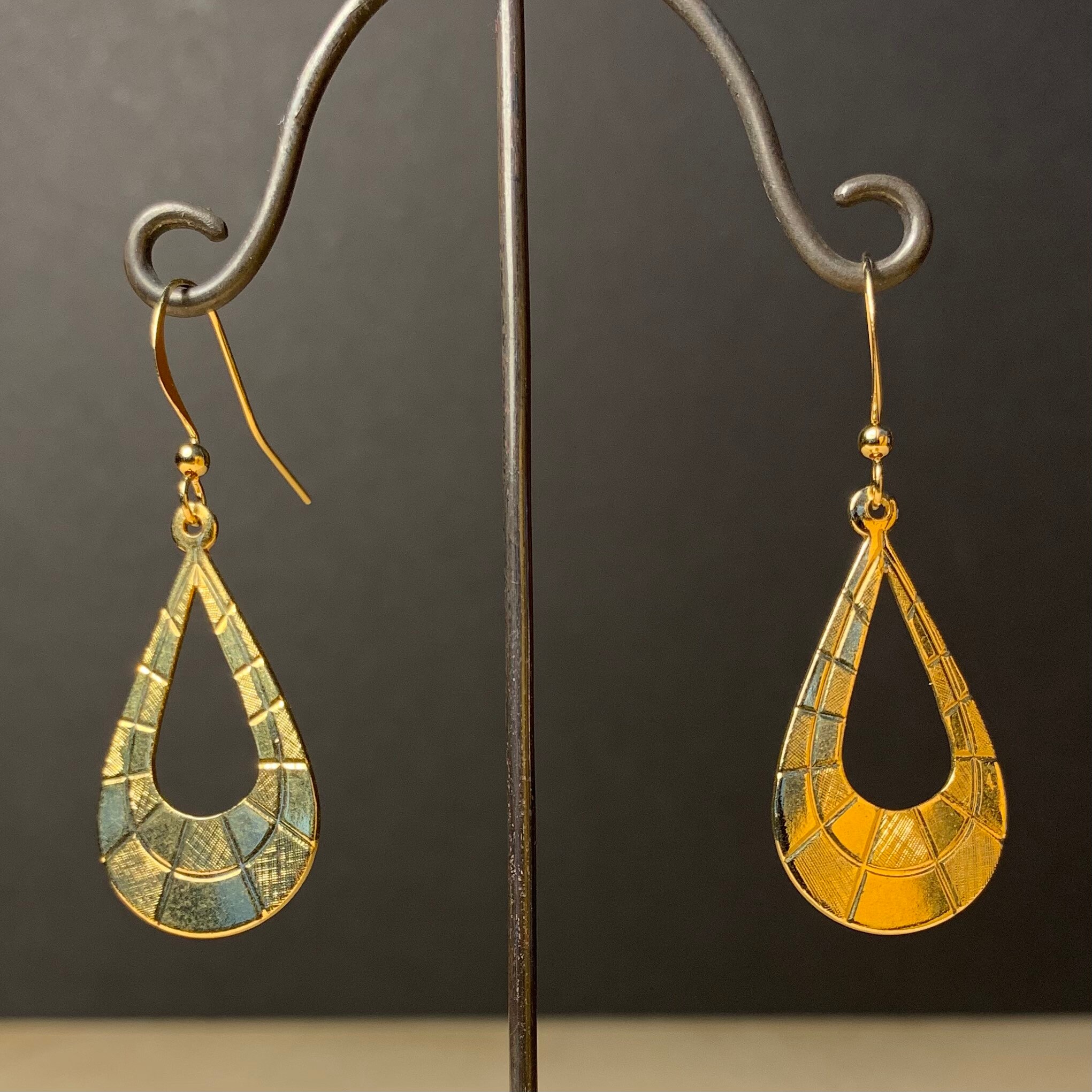 Vintage 70s Gold Plated Teardrop Dangle Earrings