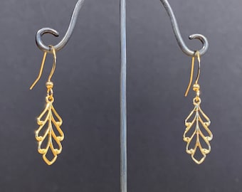 Vintage dangle leaf earrings, Medium sized vintage 70’s earrings, gold plated dangle earrings