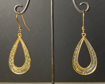 Vintage teardrop shaped dangle earrings, vintage 70’s earrings, gold plated dangle earrings