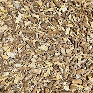 K&ouml;nnte beinhalten: Nahaufnahme eines Haufens getrockneter, brauner und beiger Wurzelst&uuml;cke. Die St&uuml;cke sind in verschiedenen Gr&ouml;&szlig;en und Formen vorhanden, und einige sind in kleinere Fragmente zerbrochen.