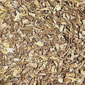 Peut inclure: Gros plan sur un tas de morceaux de racines s&eacute;ch&eacute;es, brunes et beiges. Les morceaux sont de tailles et de formes vari&eacute;es, et certains sont bris&eacute;s en fragments plus petits.