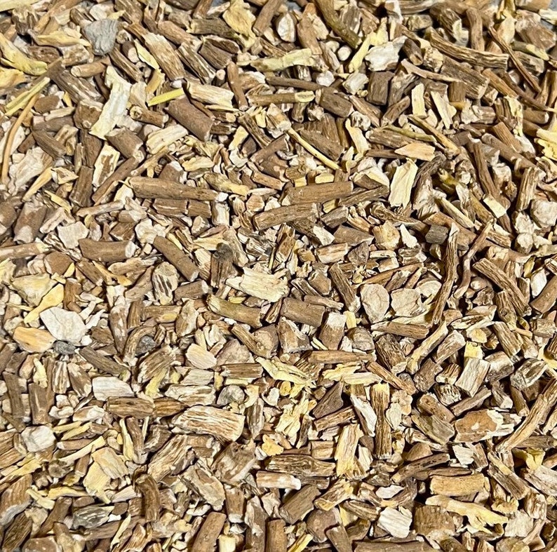 Peut inclure: Gros plan sur un tas de morceaux de racines s&eacute;ch&eacute;es, brunes et beiges. Les morceaux sont de tailles et de formes vari&eacute;es, et certains sont bris&eacute;s en fragments plus petits.