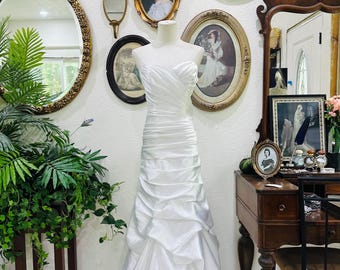 David’s Bridal White Strapless Wedding Gown