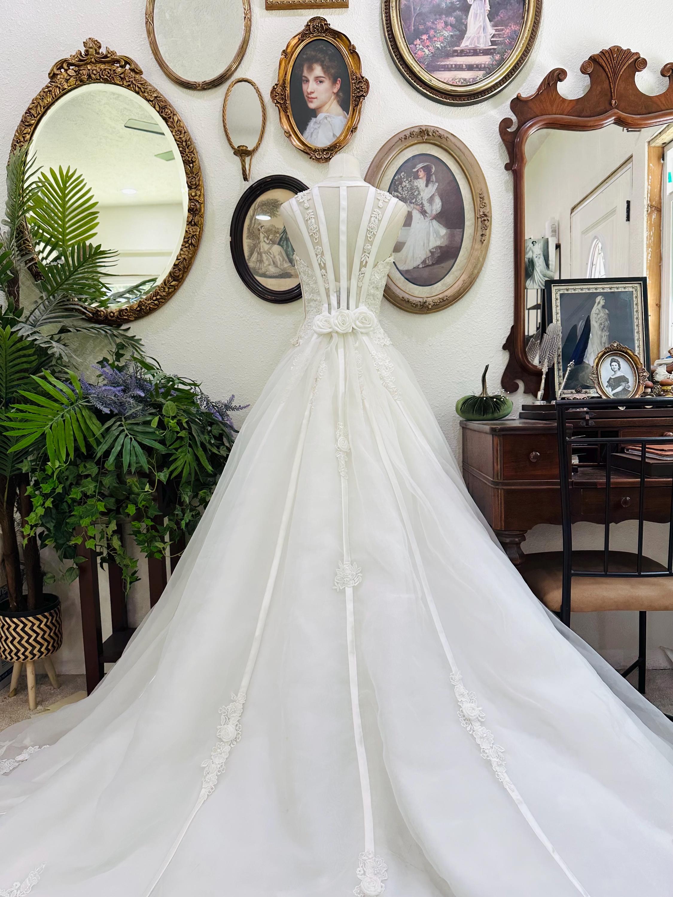2000s style wedding dress Early Color:Black/Silver